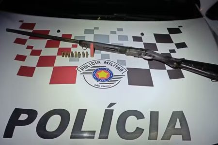 A Polícia Militar de Salmourão (SP) encontrou uma espingarda na residência do homem. Ele alega que vizinho ouvia músicas de baixo calão - Metrópoles