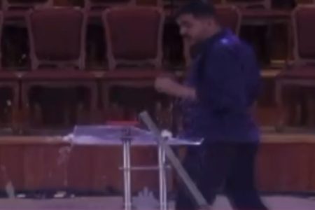 Captura de tela de momento em que teto de igreja quase atinge pastor ao desabar. - Metrópoles