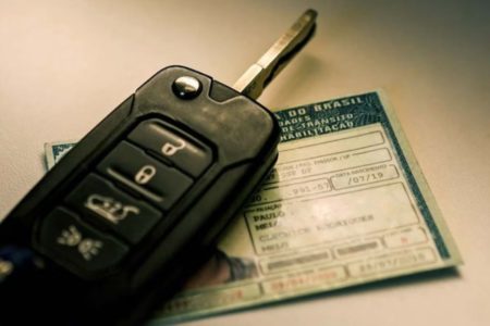 Como execução de título extrajudicial, mulher em dívida que entregou cheque sem fundo em 2010 tem cartões de crédito e CNH suspensas - Metrópoles