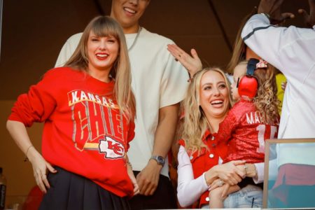 Imagem colorida de Taylor Swift em jogo dos Chiefs- Metrópoles