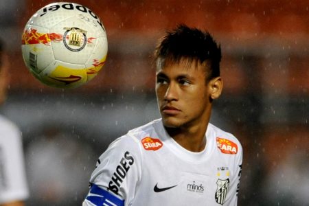 Foto colorida de Neymar antes do amistoso entre Santos e Barueri, no Pacaembu, em 2013 - Metrópoles
