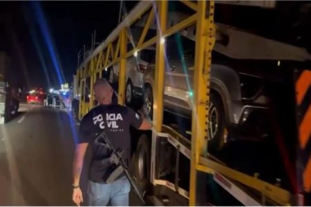 Imagem colorida, Polícia Civil apreendendo caminhão-cegonha que negociava carros ao Comando Vermelho - Metrópoles