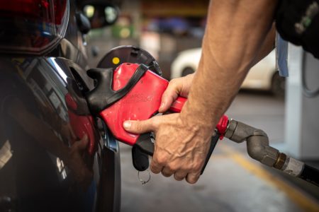 Bomba de combustível abastecendo veículo com combustível Metrópoles