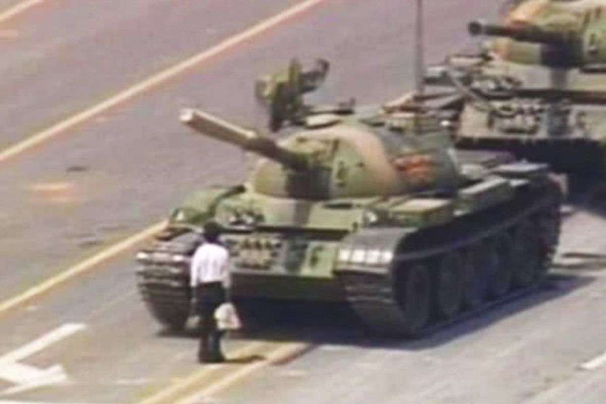 Desenvolvido na China, DeepSeek não está habilitado a falar sobre massacre de Tiananmen. Protesto de chineses levou a imagem histórica de homem parando tanques de guerra.