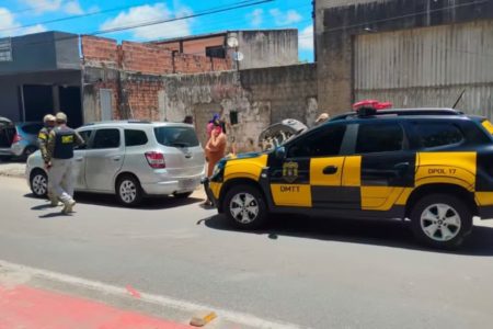 Imagem colorida, motorista sendo pega transportando 10 crianças em carro de passeio - Metrópóles
