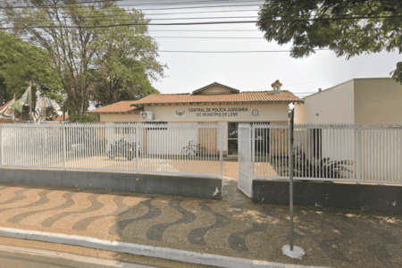 Imagem colorida da fachada da Delegacia de Leme, interior de São Paulo - Metrópoles