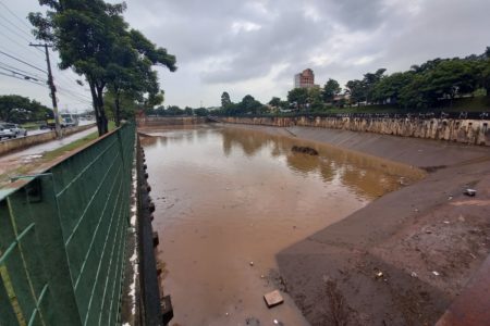 Imagem mostra piscinão - Metrópoles