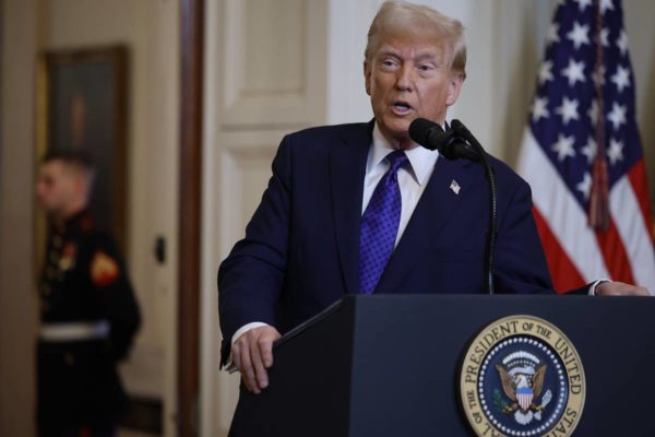 Imagem colorida do presidente dos Estados Unidos, Donald Trump