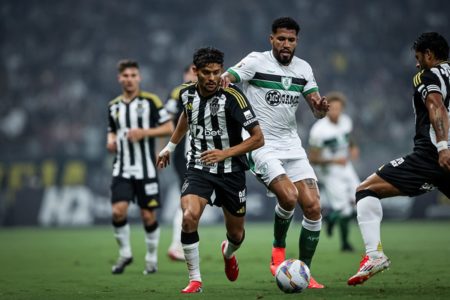 Imagem colorida do jogo entre América-MG e Atlético-MG - Metrópoles