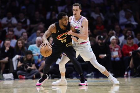 Imagem colorida dos jogadores de Cleveland Cavalier e Miami Heat - Metrópoles