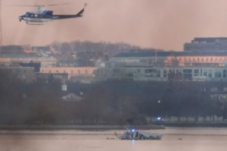 Foto colorida de equipes de resgante no Rio Potomac, em Washington - Metrópoles