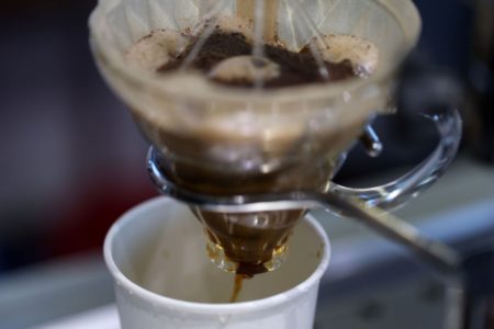 Imagem de café sendo coado em uma xícara - Metrópoles