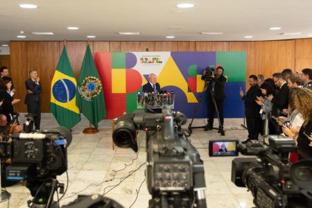 Imagem colorida de Lula - Metrópoles