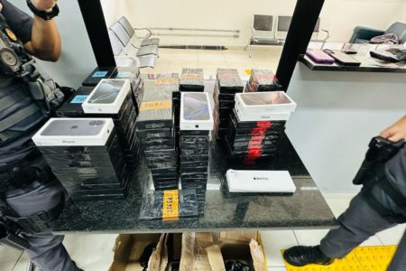 Imagem colorida de uma mesa com diversos celulares de procedência duvidosa - Metrópoles