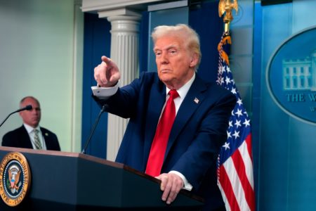Imagem colorida, Trump irá assinar ordem que bane mulheres trans em esportes femininos - Metrópoles