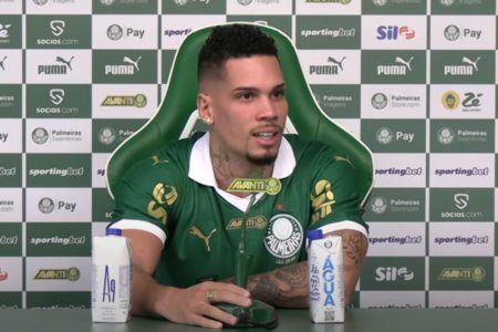 Imagem de Paulinho sendo apresentado no Palmeiras - Metrópoles