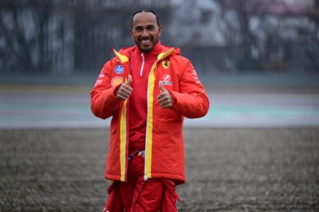 Imagem colorida de Lewis Hamilton, com roupa da Ferrari- Metrópoles