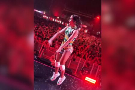 Imagem colorida mostra a cantora Anitta pulando em show na cidade de Ribeirão Preto, no interior de São Paulo, sob forte chuva - Metrópoles
