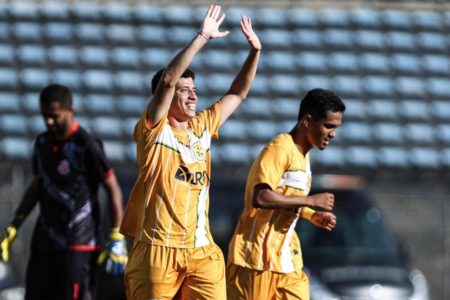 Imagem colorida mostra jogador comemorando gol em jogo de futebol - Metrópoles