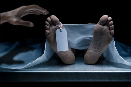 Imagem colorida de cadáver fazendo alusão a necrofilia
