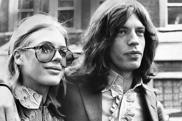 foto preto e branco de mick jagger com Marianne Faithfull - metrópoles