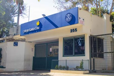 Imagem colorida mostra a fachada do Colégio Santa Cruz, escola em que ocorreu caso de bullying - Metrópoles