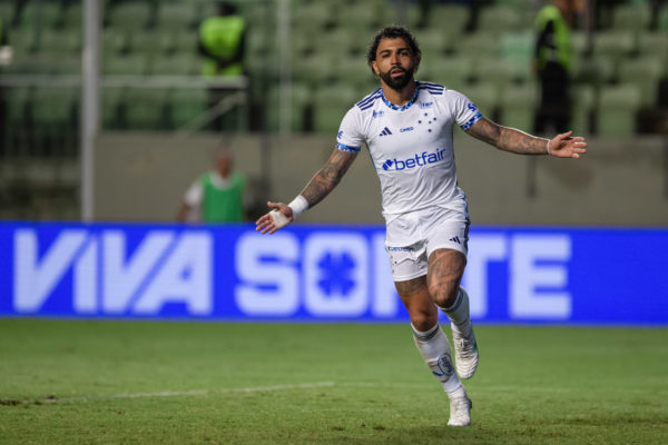 Gabigol faz o primeiro gol durante jogo entre Itabirito e Cruzeiro na Arena Independência, em Belo Horizonte, pelo Campeonato Mineiro - Metrópoles