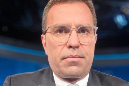 Foto colorida do apresentador Rodrigo Bocardi - Metrópoles