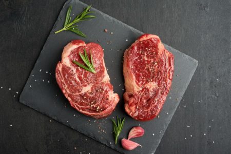 Imagem de bife de vitela temperado - Metrópoles