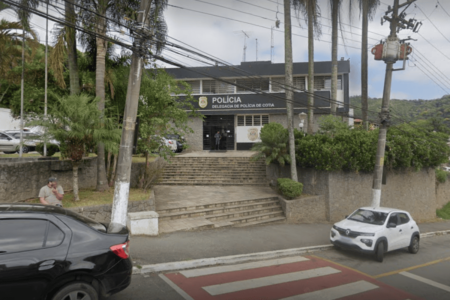 Imagem colorida da fachada da delegacia de Cotia, zona sudoeste de SP - Metrópoles