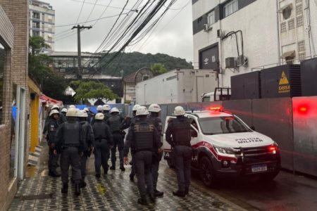 Imagens coloridas mostram policiais militares e uma viatura da PM ao lado do estádio do Santos, na Vila Belmiro