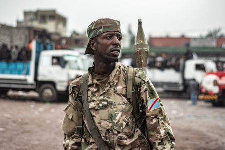 Imagem colorida mostra combatente no Congo - Metrópoles