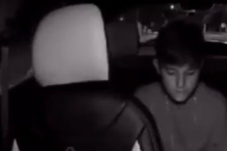 Imagem colorida - Vídeo: adolescente pula de carro em movimento e cena viraliza na web - Metrópoles