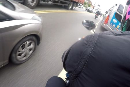 Imagem mostra mototáxi em meio ao trânsito de SP - Metrópoles