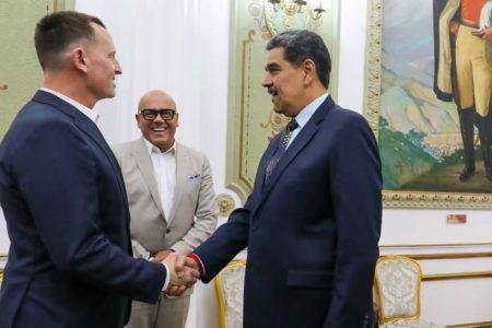 Imagem colorida mostra enviado de Trump e Nicolás Maduro - Metrópoles