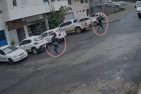 Imagem colorida de jovens correndo em rua