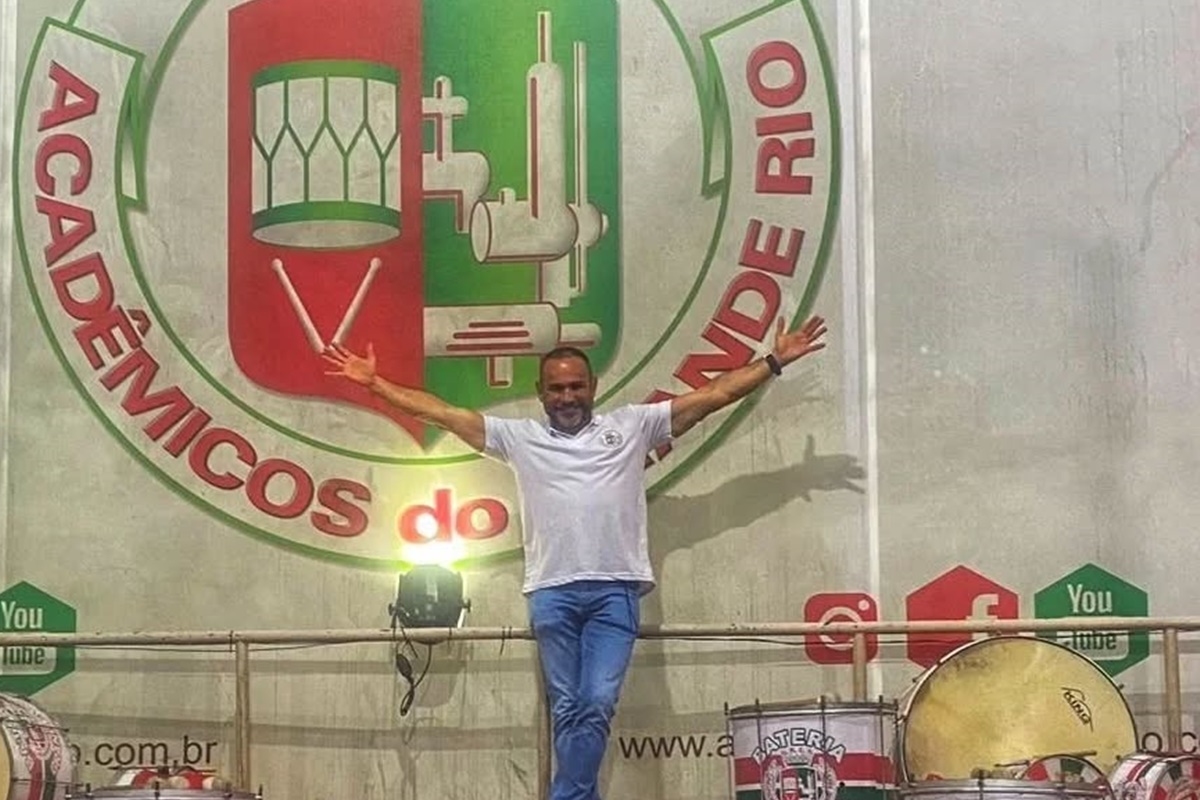 Hugo Gross posa na quadra da Grande Rio - Metrópoles