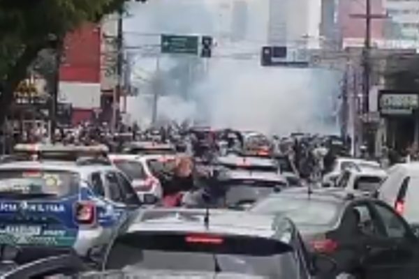 Imagem colorida de conflito entre torcidas organizadas de Sport e REcife- MEtrópoles