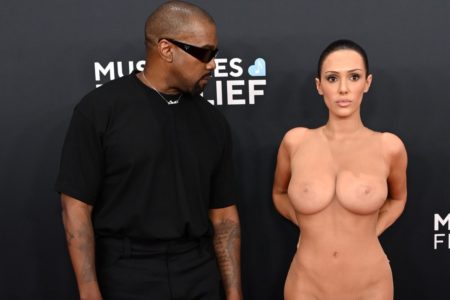 Na imagem com cor, foto de Bianca Censori e Kanye West no Grammy - metrópoles