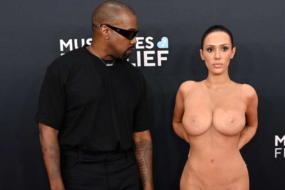 Na imagem com cor, foto de Bianca Censori e Kanye West no Grammy - metrópoles