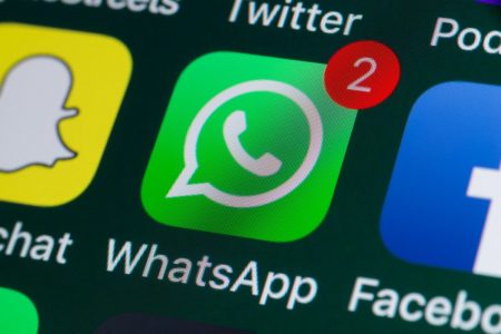 Imagem do ícone do aplicativo do WhatsApp sendo exibido na tela de um celular - Caixa Tem Metrópoles