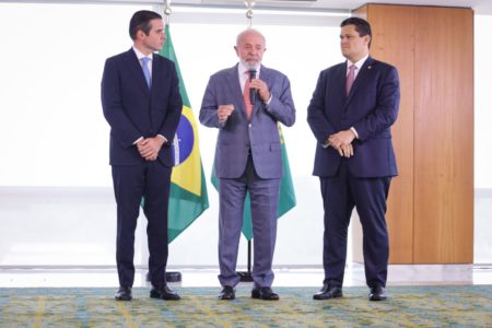 Lula ao lado de presidentes do Senado, Davi Alcolumbre, e da Câmara, Hugo Motta