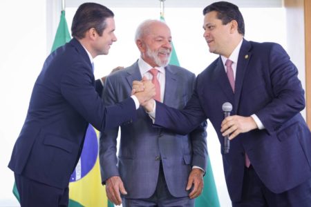 O presidente Lula (PT), ao lado dos presidentes da Câmara e do Senado, Hugo Motta (Republicanos-PB) e Davi Alcolumbre (União-AP), respectivamente.