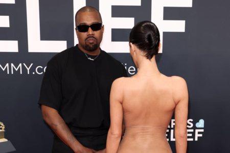 Foto colorida de Kanye West e Bianca Censori - Metrópoles