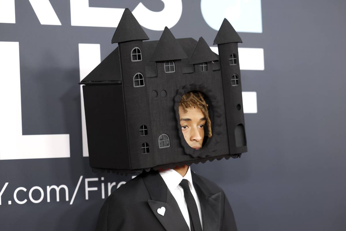 Jaden Smith com acessório de cabeça em formato de castelo, no Grammy 2025 - Metrópoles