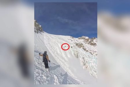 Imagem colorida de esquiador engolido por avalanche