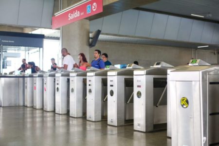 Imagem colorida mostra pessoas saindo de catracas das da CPTM - Metrópoles