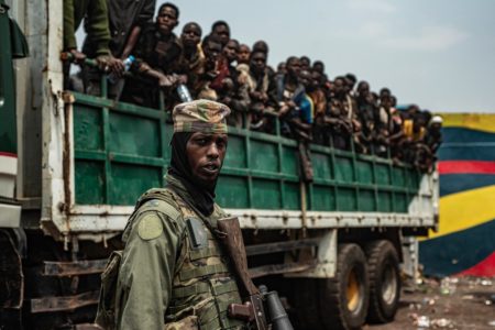 Imagem colorida mostra soldado no Congo - Metrópoles
