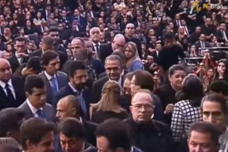 Imagens coloridas mostram velório de bispa com a presença de políticos e autoridades