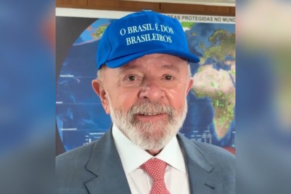 Lula com boné estampado com a frase "O Brasil é dos brasileiros"